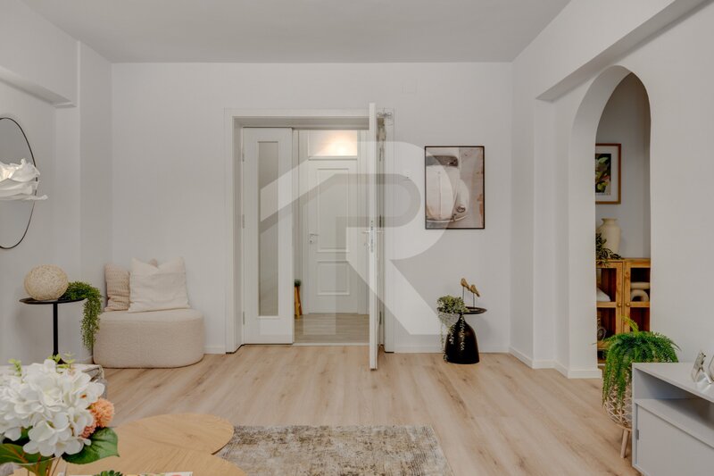 Unirii, zona Sf. Vineri, bloc 1987, terasa, ideal locuinta sau Airbnb