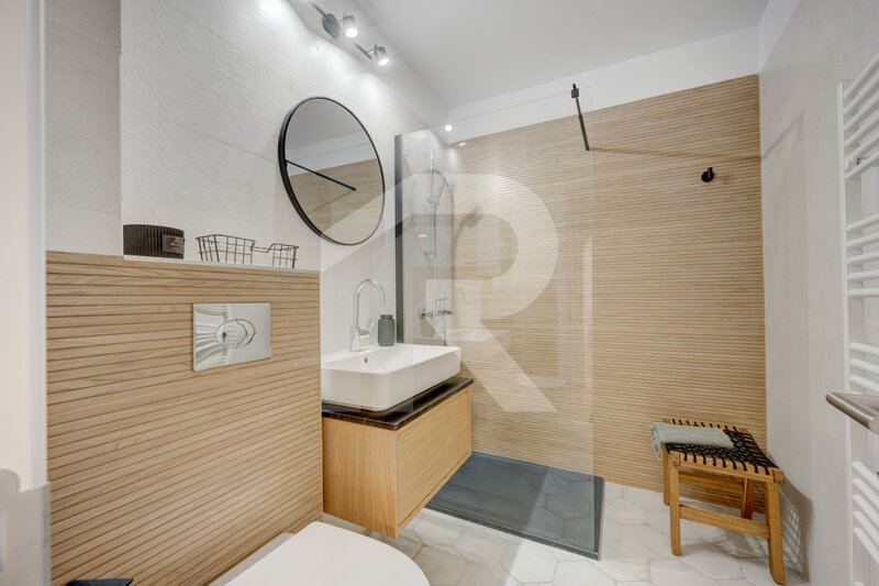Unirii, zona Sf. Vineri, bloc 1987, terasa, ideal locuinta sau Airbnb