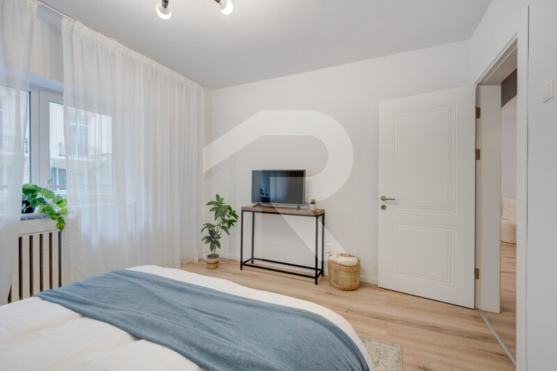 Unirii, zona Sf. Vineri, bloc 1987, terasa, ideal locuinta sau Airbnb